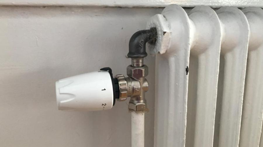 Nya termostater, ventiler och luftningsventiler har monterats på föreningens samtliga element.